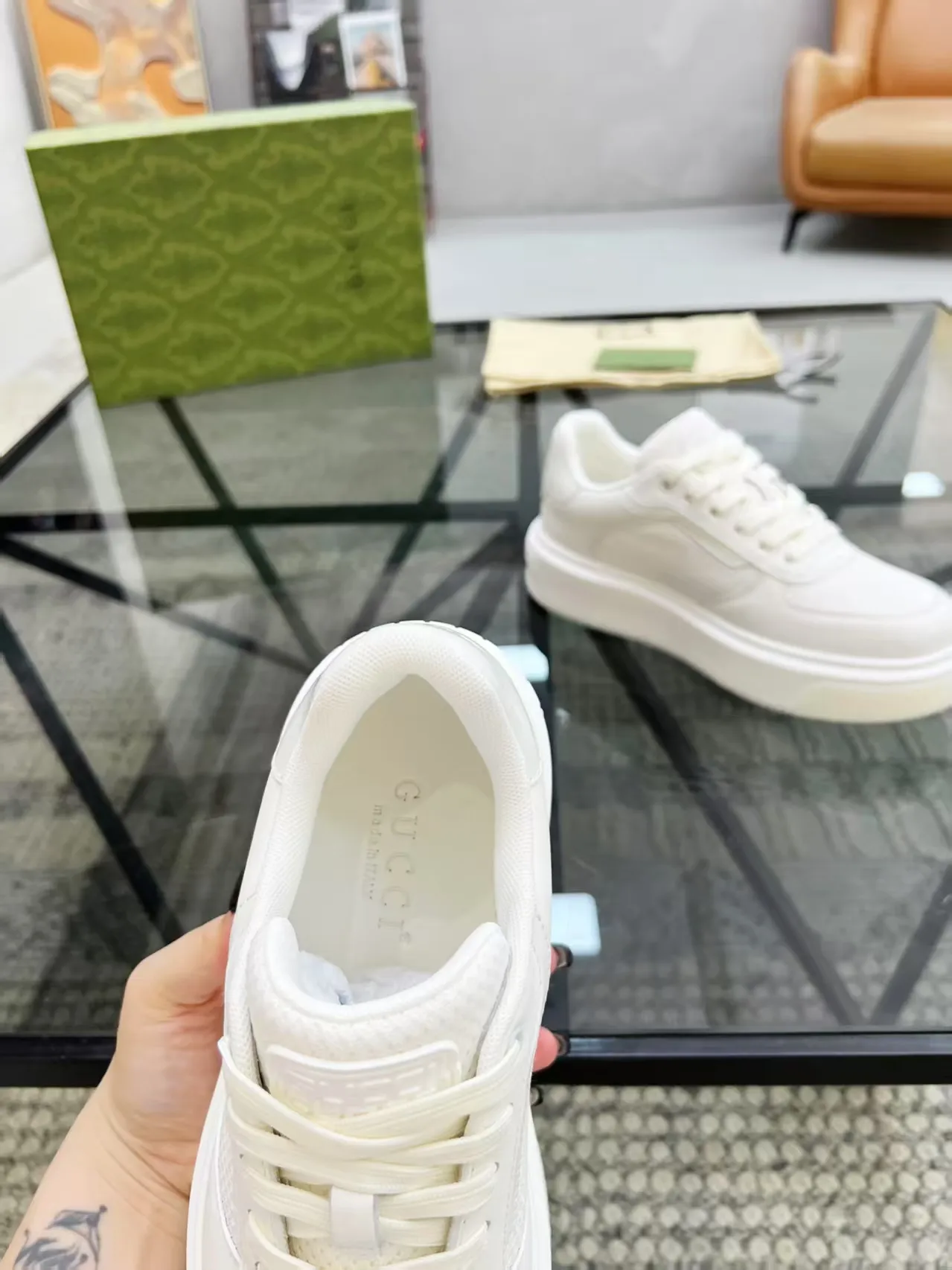 P440 new men's shoes GUCCI [Lightning] latest shoes are shipped. Original quality, fashionable, made of special materials, sheepskin lining, brand new packaging. The foot feels super comfortable and the workmanship is impeccable. Size: 38-45